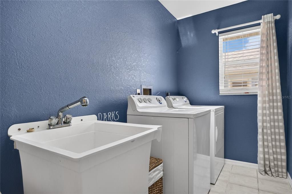 For Sale: $400,000 (4 beds, 2 baths, 2285 Square Feet)
