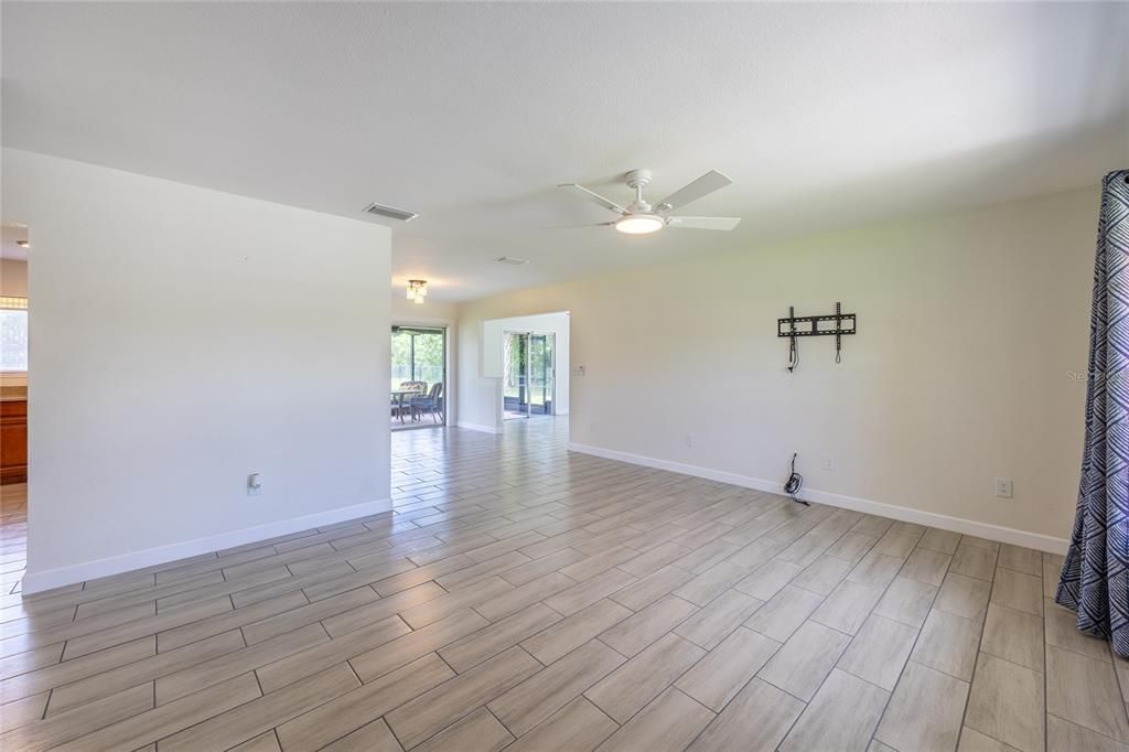 For Sale: $289,314 (2 beds, 2 baths, 1330 Square Feet)