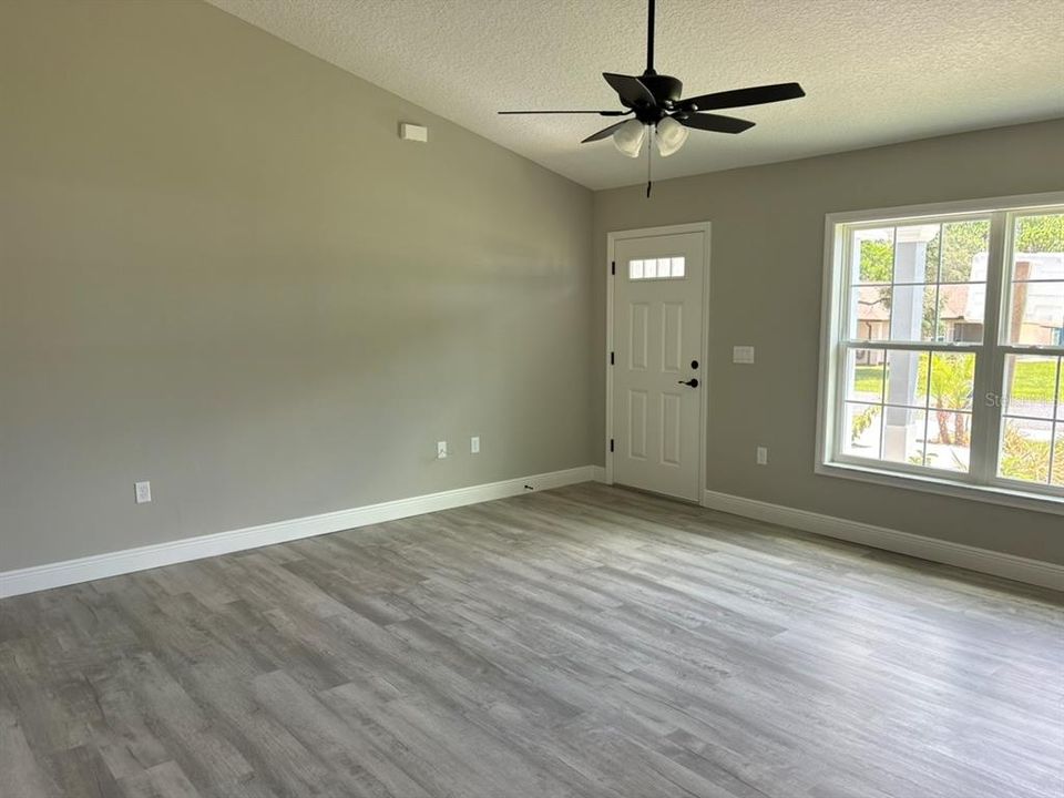 Active With Contract: $249,900 (3 beds, 2 baths, 1405 Square Feet)