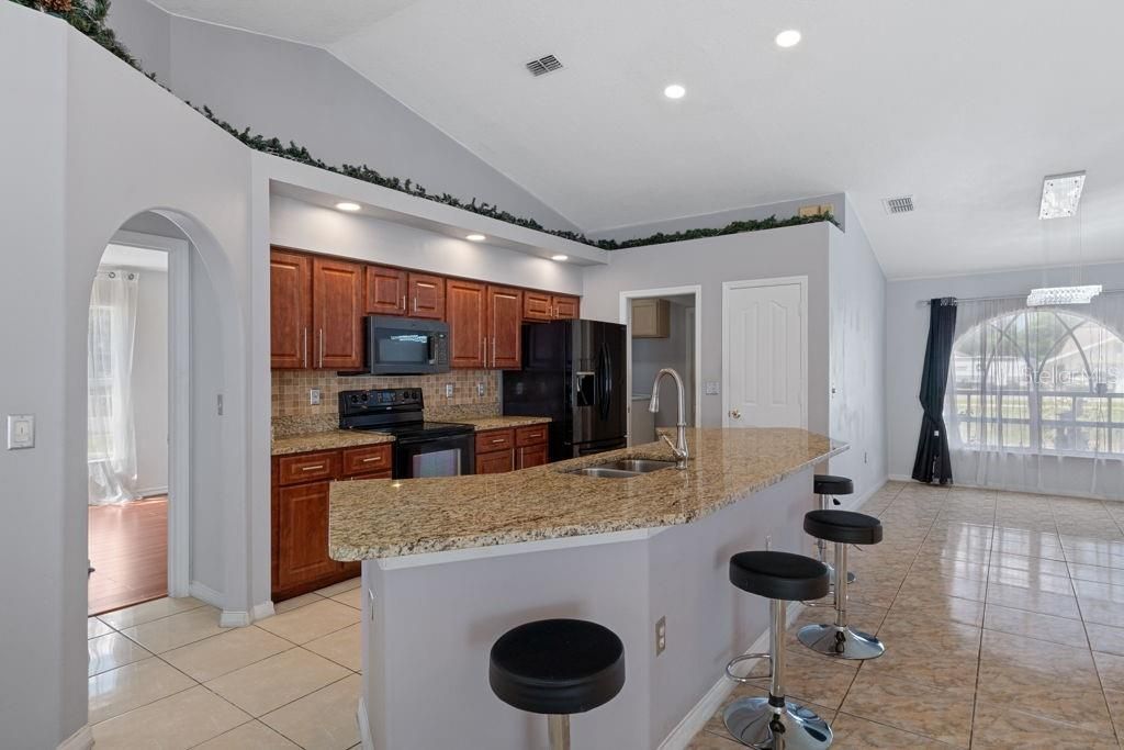 En Venta: $384,900 (3 camas, 2 baños, 2205 Pies cuadrados)