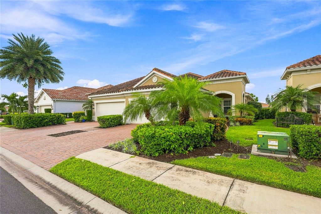 For Sale: $550,000 (2 beds, 2 baths, 1525 Square Feet)