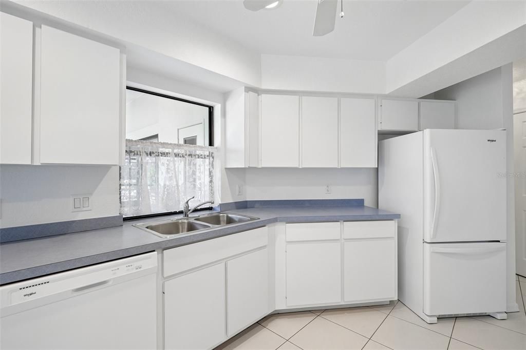 Под контрактом: $325,000 (3 спален, 2 ванн, 2090 Квадратных фут)