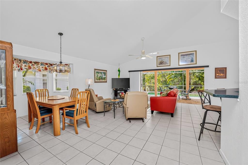 En Venta: $359,000 (2 camas, 2 baños, 1279 Pies cuadrados)