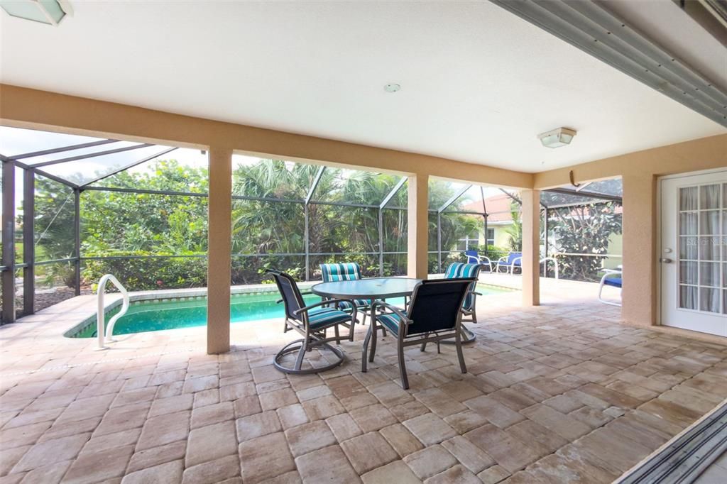 En Venta: $359,000 (2 camas, 2 baños, 1279 Pies cuadrados)