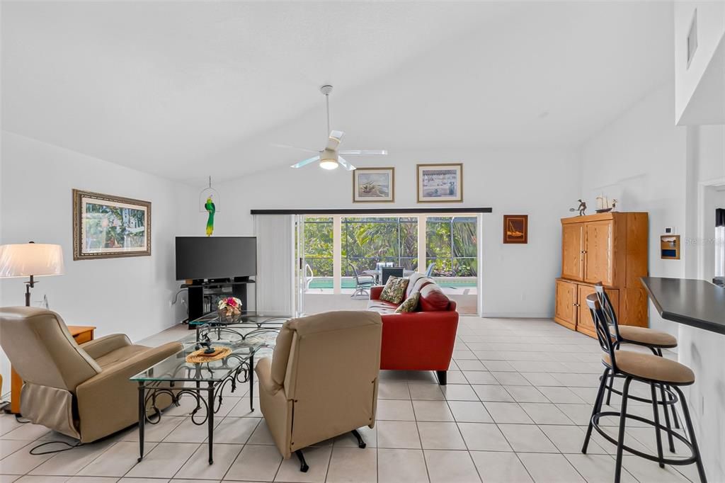 En Venta: $359,000 (2 camas, 2 baños, 1279 Pies cuadrados)