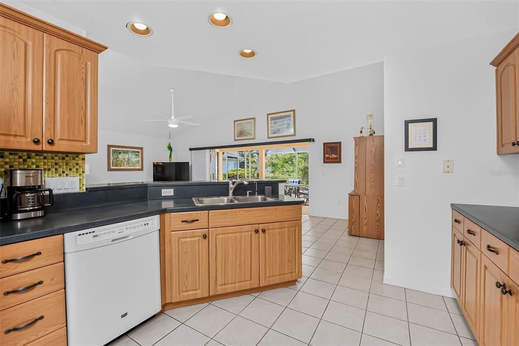 En Venta: $359,000 (2 camas, 2 baños, 1279 Pies cuadrados)