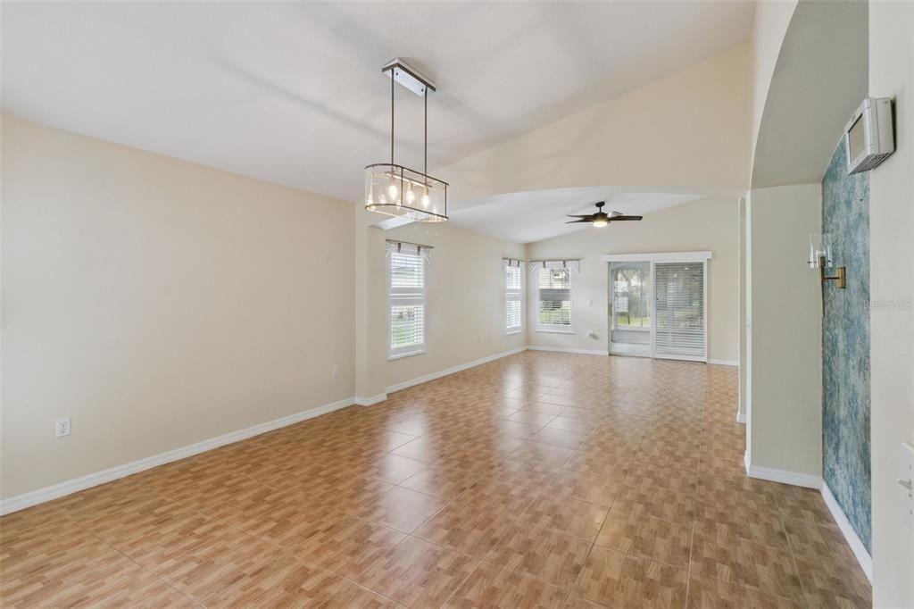 For Sale: $257,500 (2 beds, 2 baths, 1405 Square Feet)
