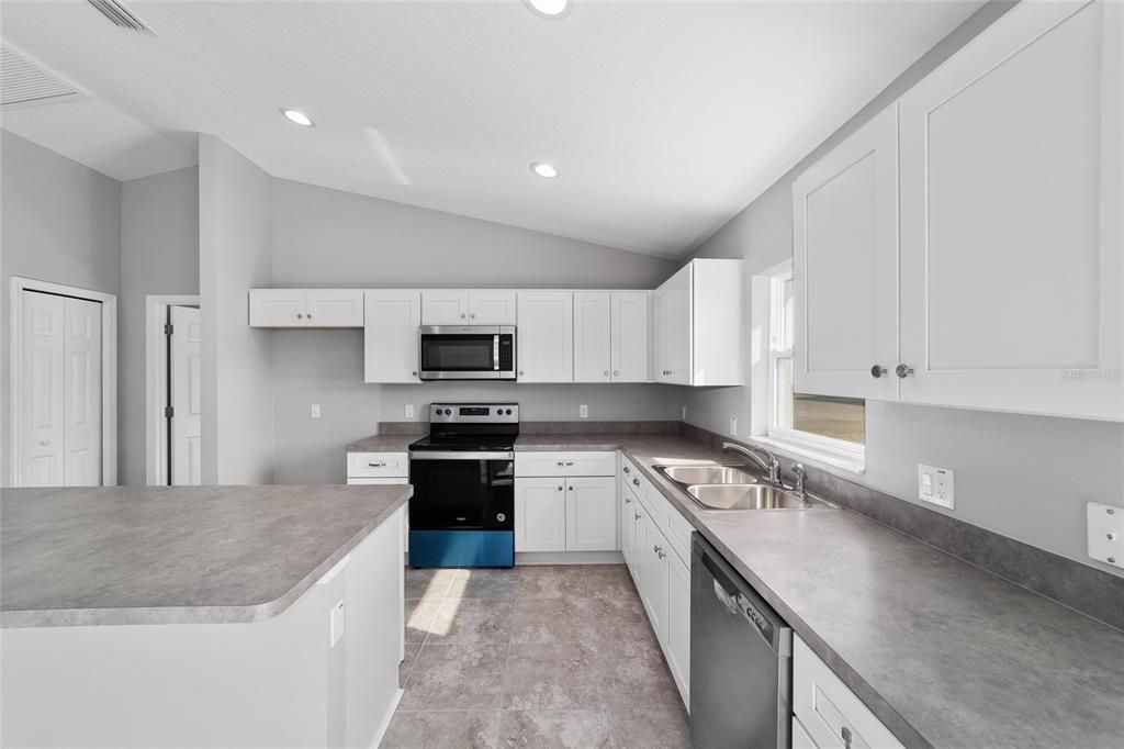 For Sale: $267,500 (3 beds, 2 baths, 1569 Square Feet)