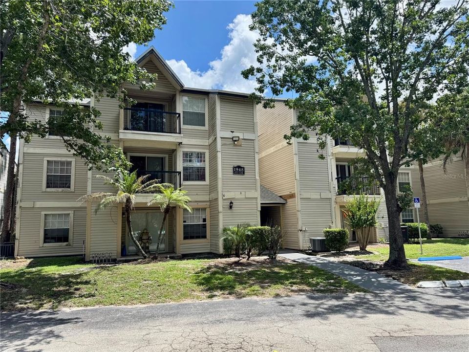 For Sale: $105,000 (2 beds, 2 baths, 864 Square Feet)