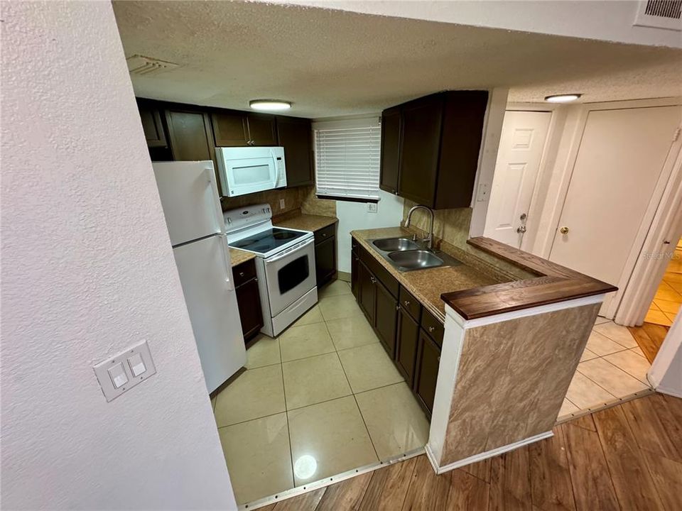 For Sale: $105,000 (2 beds, 2 baths, 864 Square Feet)