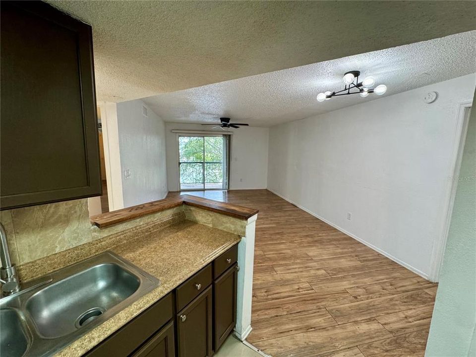 For Sale: $105,000 (2 beds, 2 baths, 864 Square Feet)
