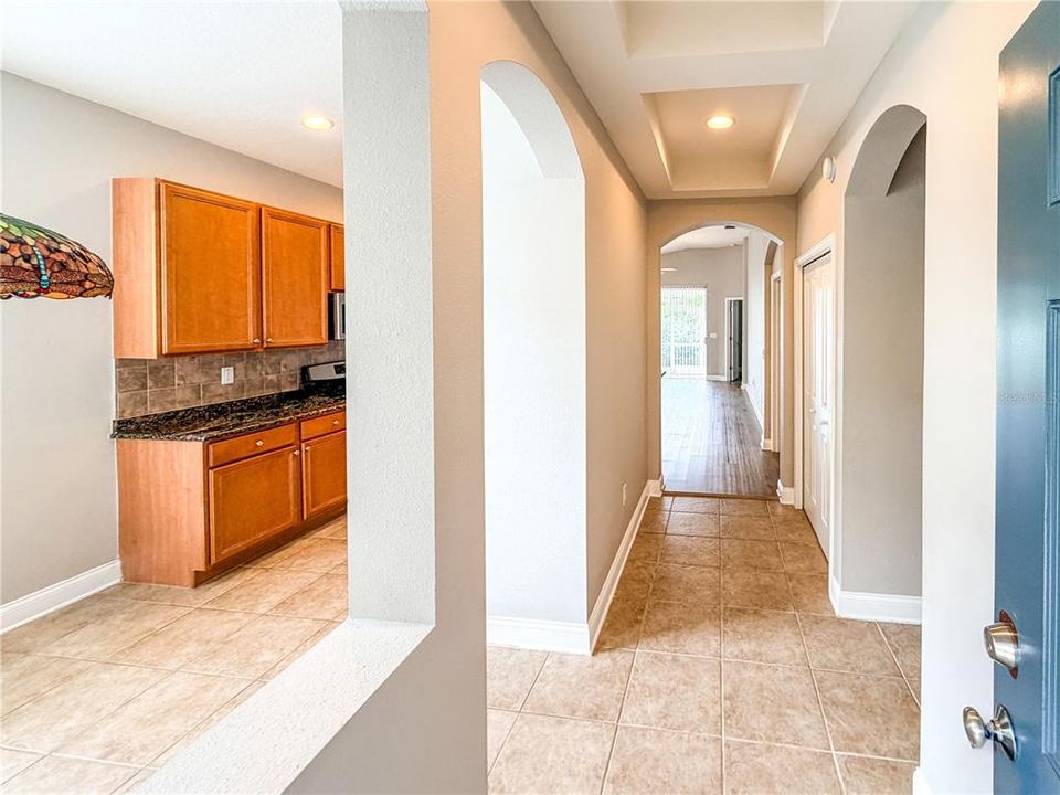 For Sale: $299,900 (2 beds, 2 baths, 1466 Square Feet)