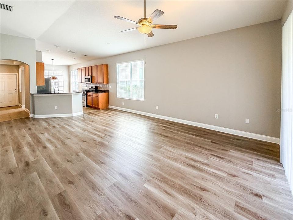 For Sale: $299,900 (2 beds, 2 baths, 1466 Square Feet)