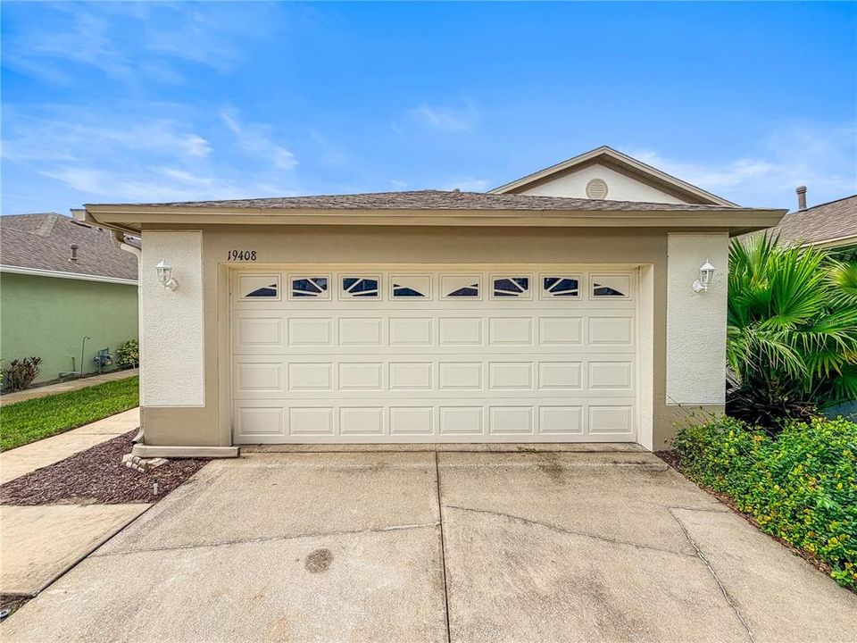 For Sale: $299,900 (2 beds, 2 baths, 1466 Square Feet)