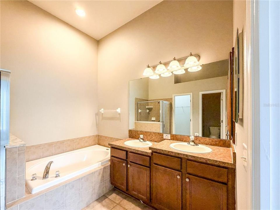 For Sale: $299,900 (2 beds, 2 baths, 1466 Square Feet)