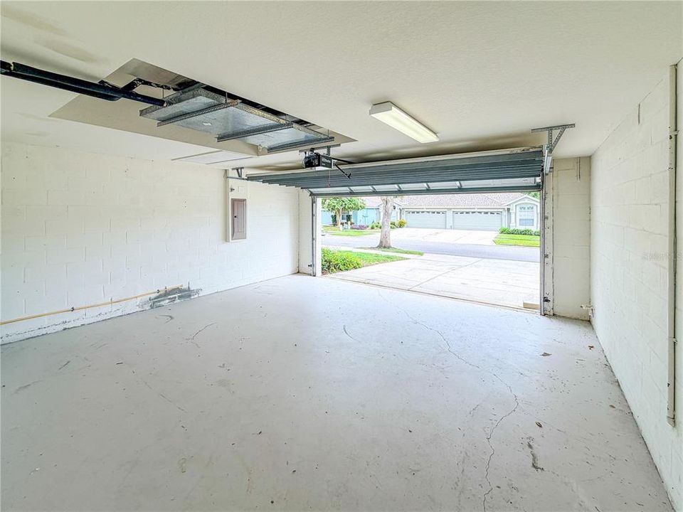 For Sale: $299,900 (2 beds, 2 baths, 1466 Square Feet)