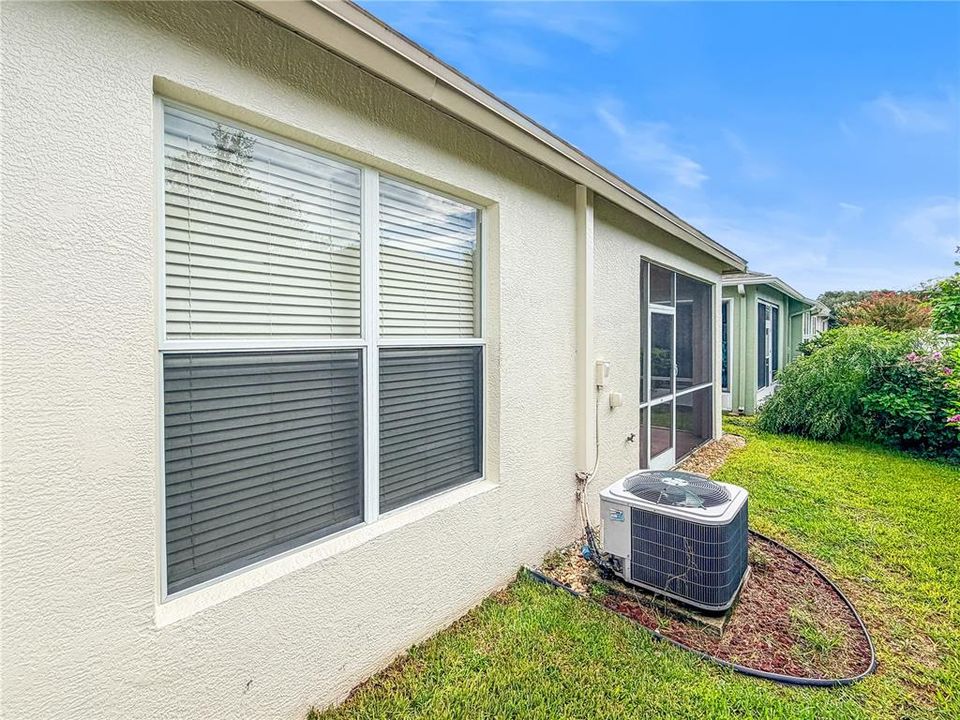 For Sale: $299,900 (2 beds, 2 baths, 1466 Square Feet)