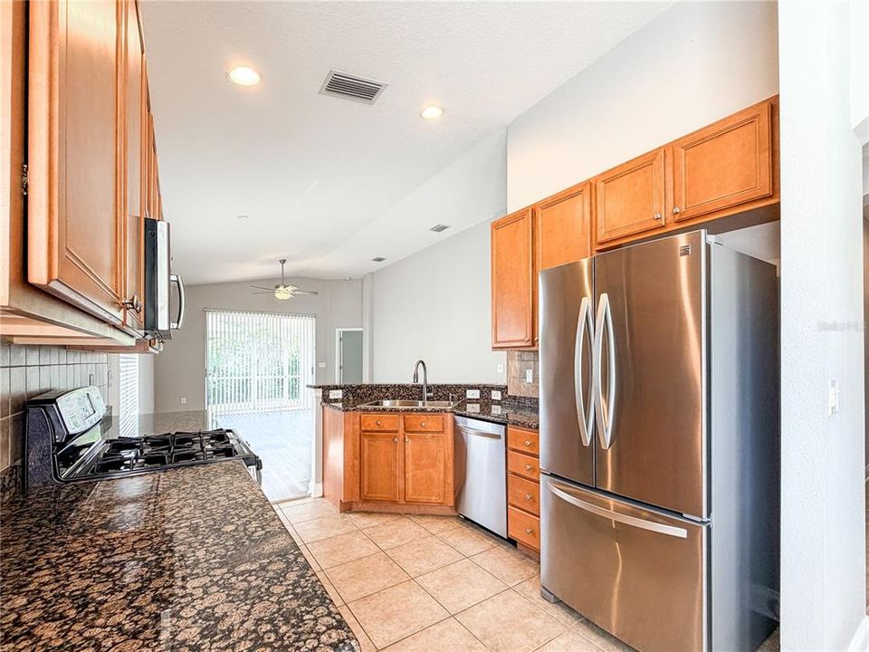For Sale: $299,900 (2 beds, 2 baths, 1466 Square Feet)