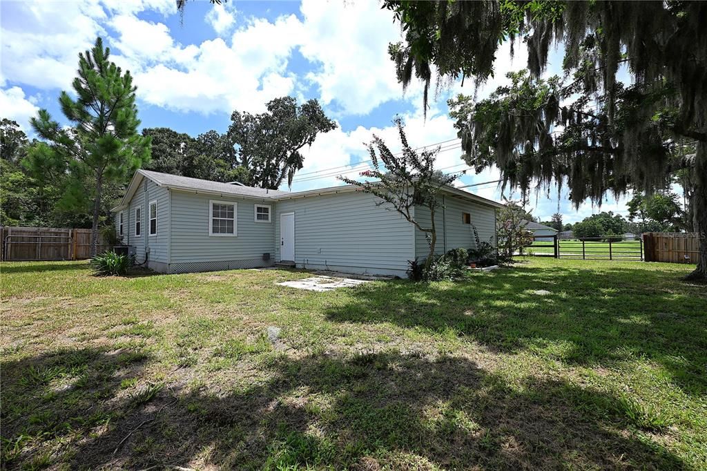 For Rent: $1,800 (3 beds, 1 baths, 1100 Square Feet)