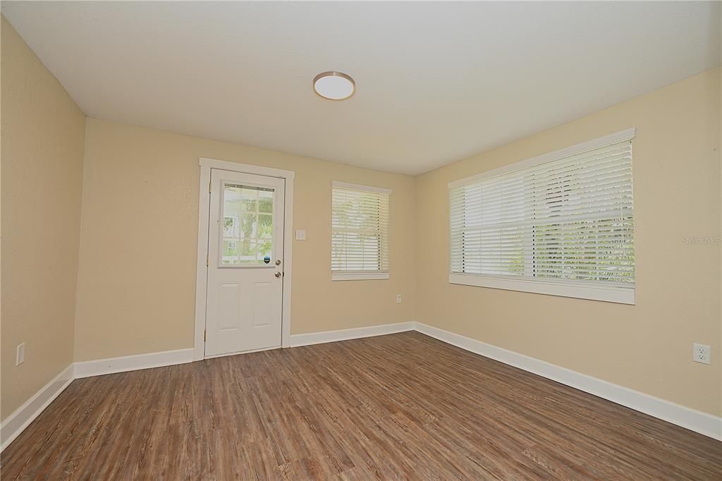 For Rent: $1,800 (3 beds, 1 baths, 1100 Square Feet)
