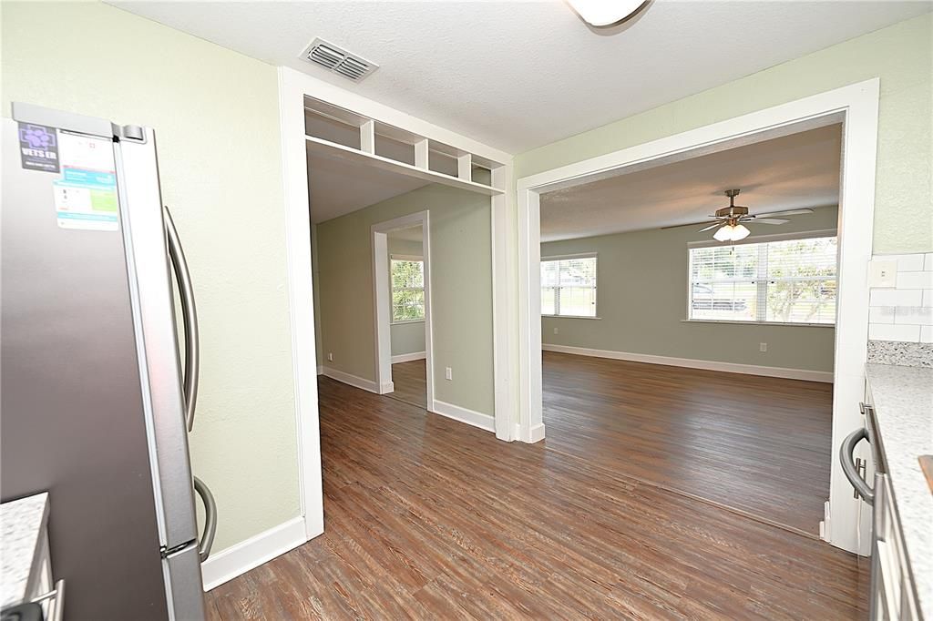 For Rent: $1,800 (3 beds, 1 baths, 1100 Square Feet)