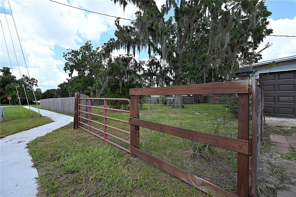 For Rent: $1,800 (3 beds, 1 baths, 1100 Square Feet)