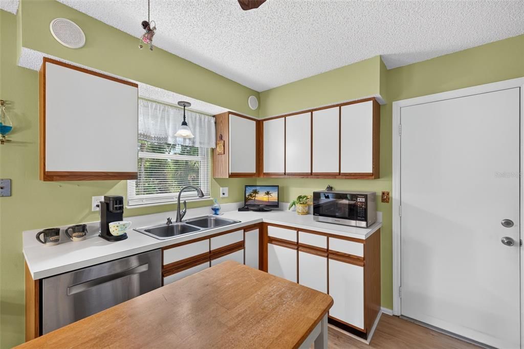 For Sale: $475,000 (2 beds, 2 baths, 1415 Square Feet)