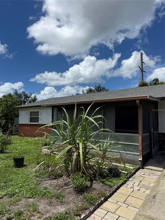 For Sale: $250,000 (2 beds, 1 baths, 1275 Square Feet)