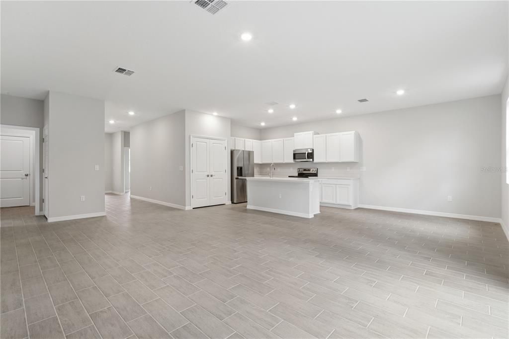 For Sale: $299,900 (4 beds, 2 baths, 1787 Square Feet)