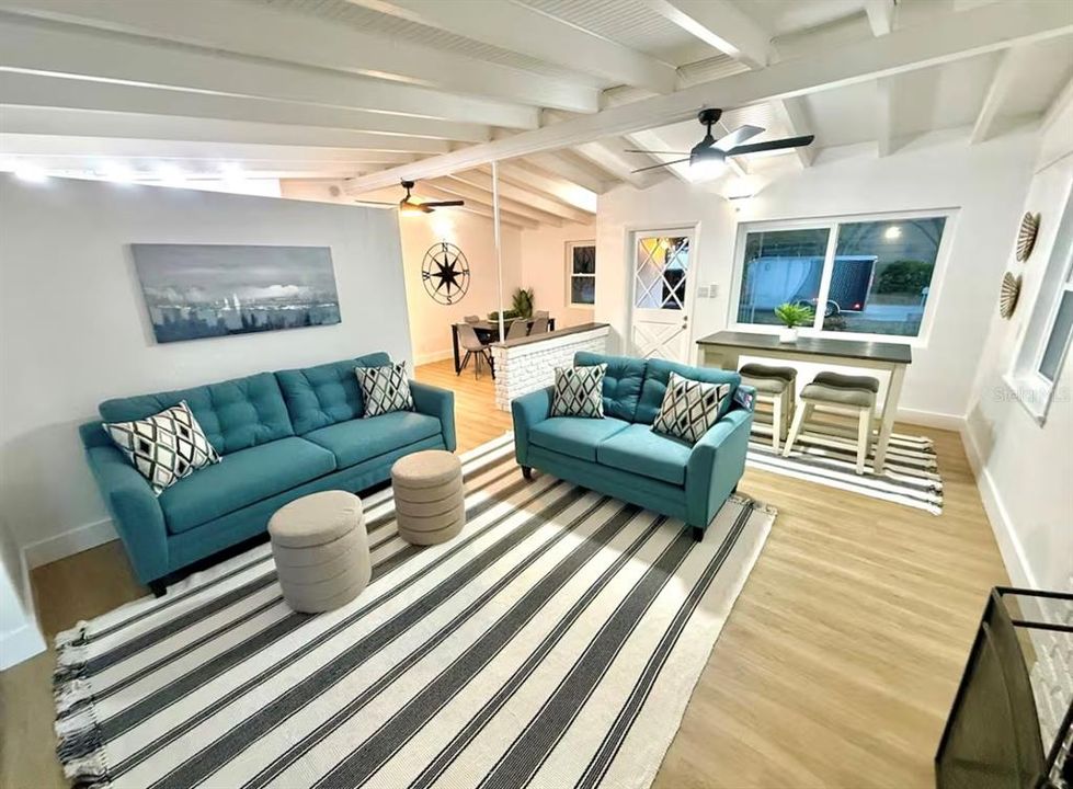 For Rent: $4,250 (2 beds, 1 baths, 1001 Square Feet)