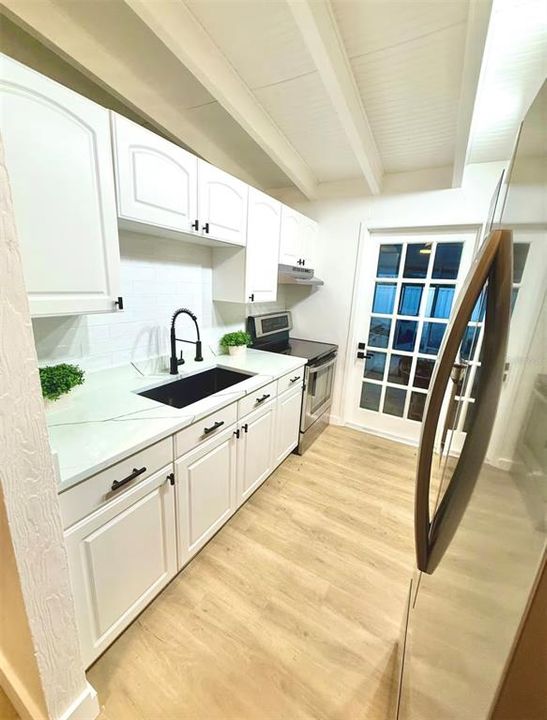 For Rent: $4,250 (2 beds, 1 baths, 1001 Square Feet)
