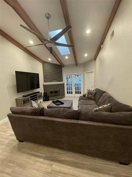 For Rent: $2,800 (2 beds, 2 baths, 1353 Square Feet)