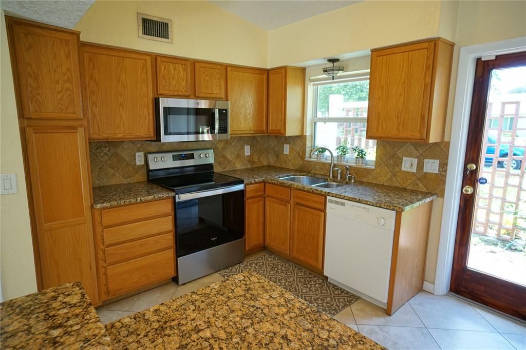 For Rent: $2,750 (3 beds, 2 baths, 1387 Square Feet)