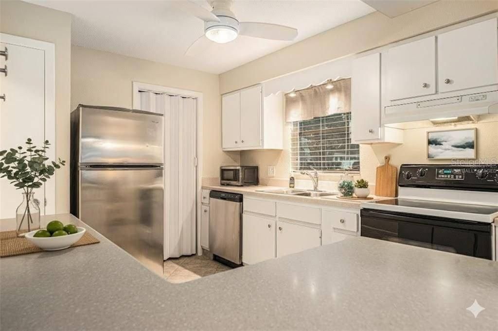 For Sale: $159,900 (2 beds, 2 baths, 1355 Square Feet)