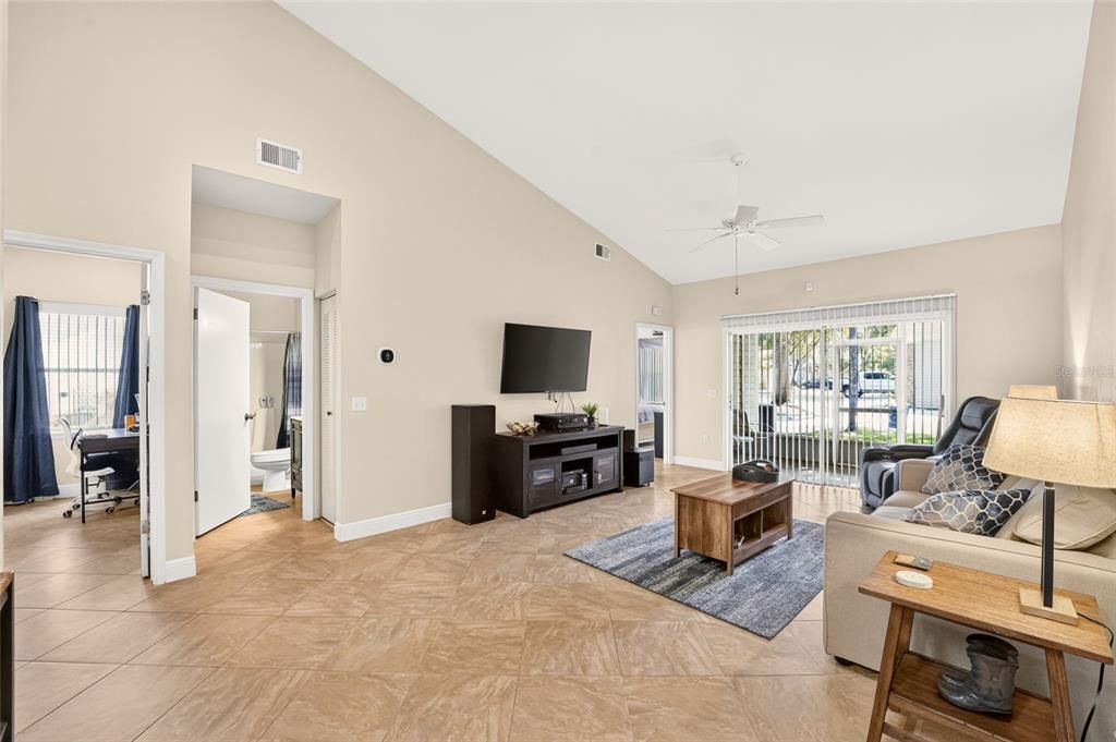 For Sale: $225,000 (2 beds, 2 baths, 1134 Square Feet)