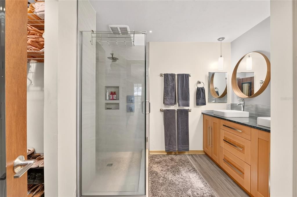 For Sale: $369,000 (3 beds, 2 baths, 1701 Square Feet)
