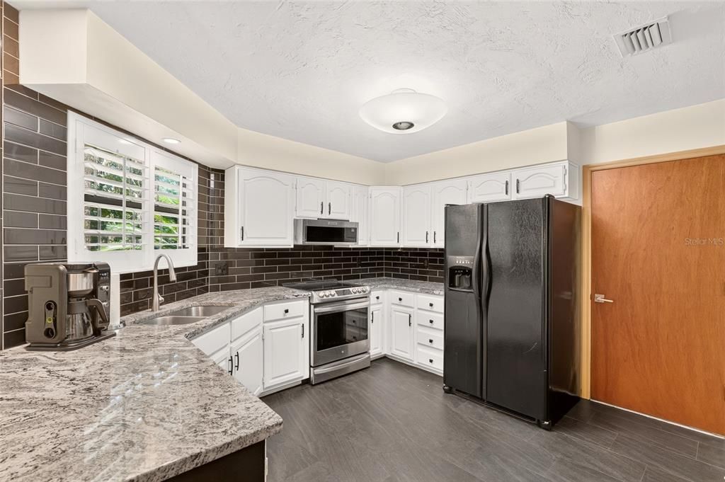 For Sale: $369,000 (3 beds, 2 baths, 1701 Square Feet)