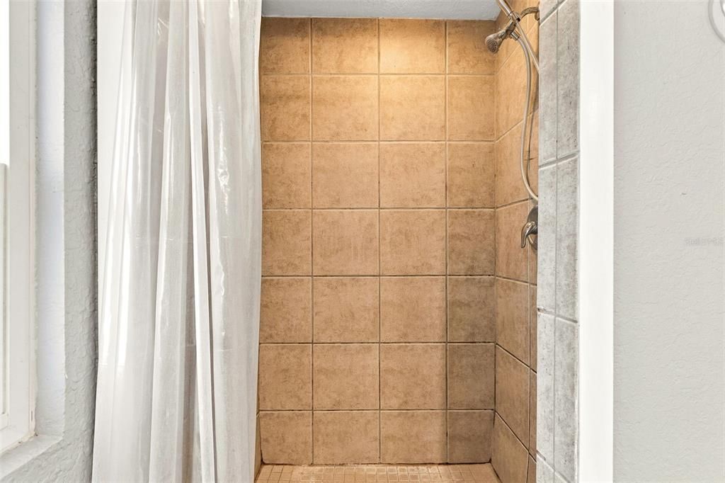 For Rent: $1,500 (1 beds, 1 baths, 878 Square Feet)