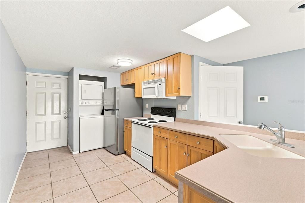 For Rent: $1,500 (1 beds, 1 baths, 878 Square Feet)