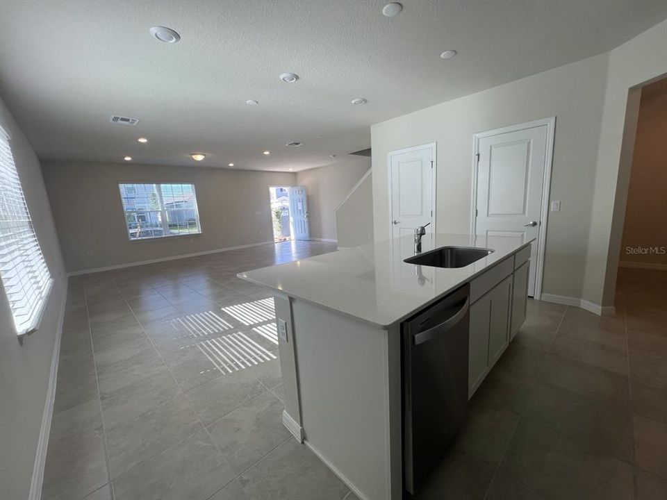For Rent: $2,400 (3 beds, 2 baths, 1568 Square Feet)
