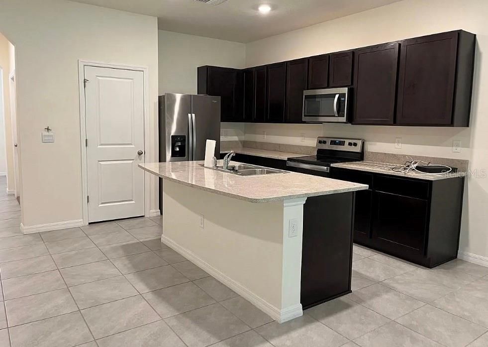 For Rent: $2,200 (3 beds, 2 baths, 1673 Square Feet)