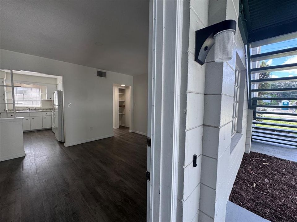 For Rent: $1,495 (2 beds, 1 baths, 849 Square Feet)