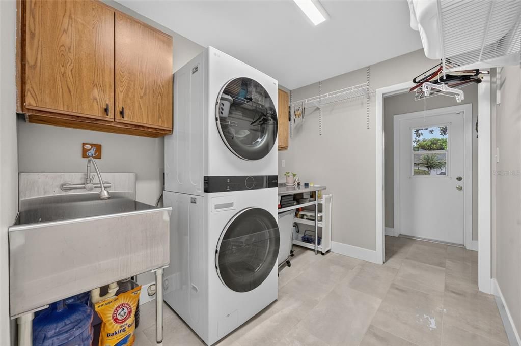 For Sale: $979,000 (4 beds, 3 baths, 2931 Square Feet)