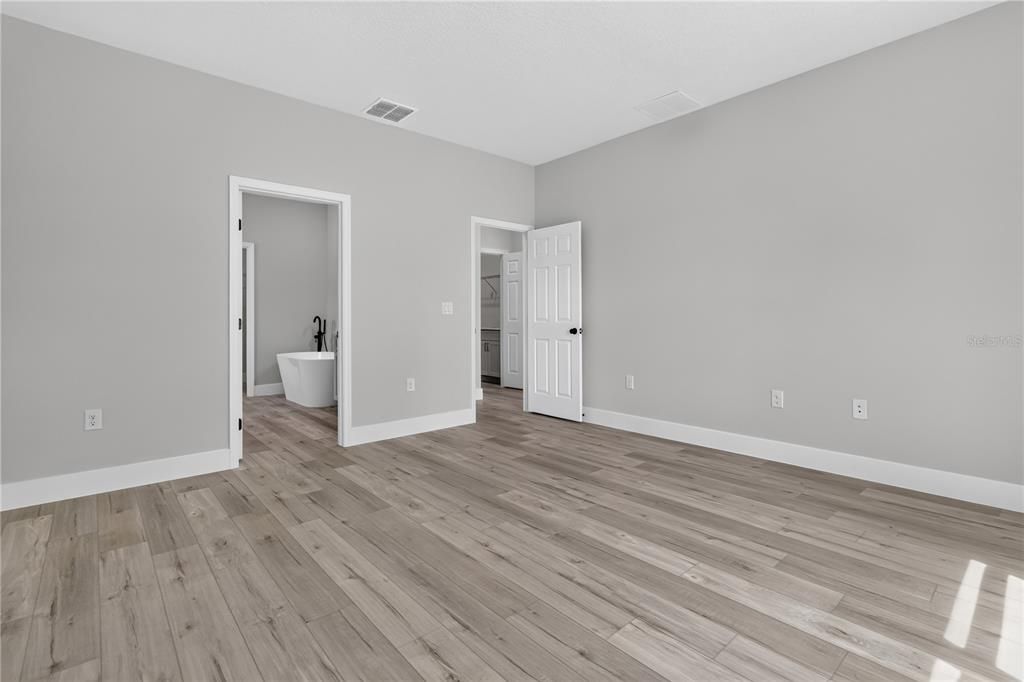 For Sale: $354,900 (4 beds, 3 baths, 1894 Square Feet)