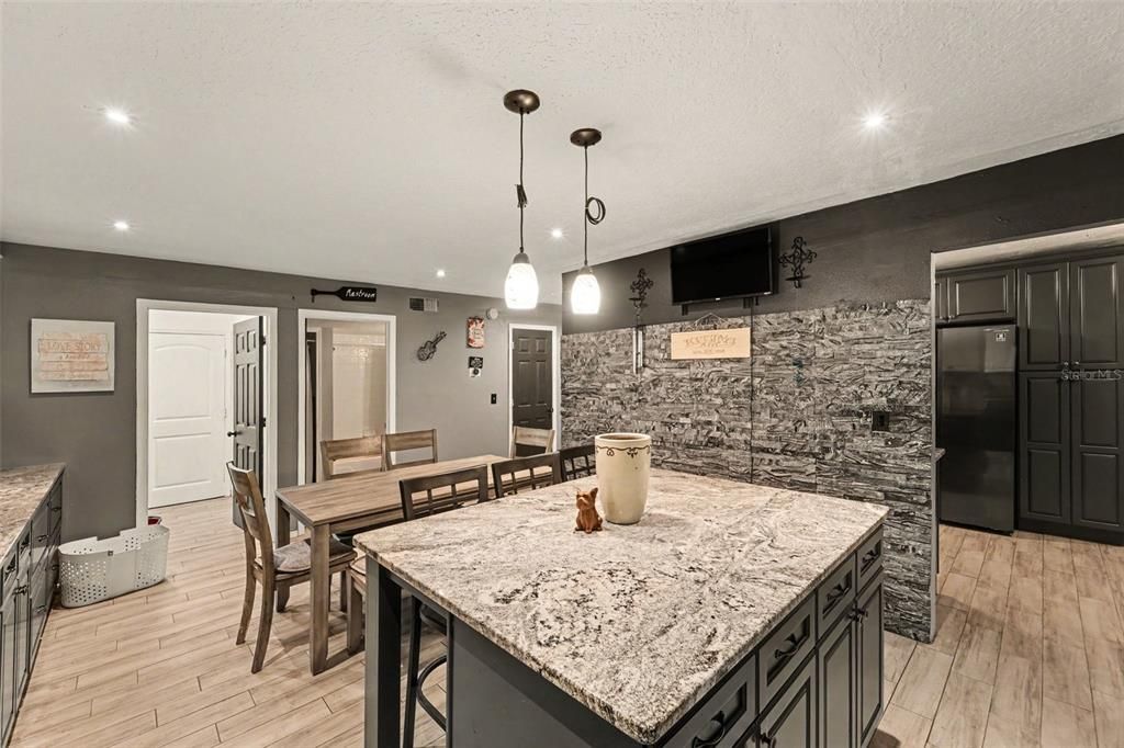 En Venta: $440,000 (4 camas, 3 baños, 2513 Pies cuadrados)