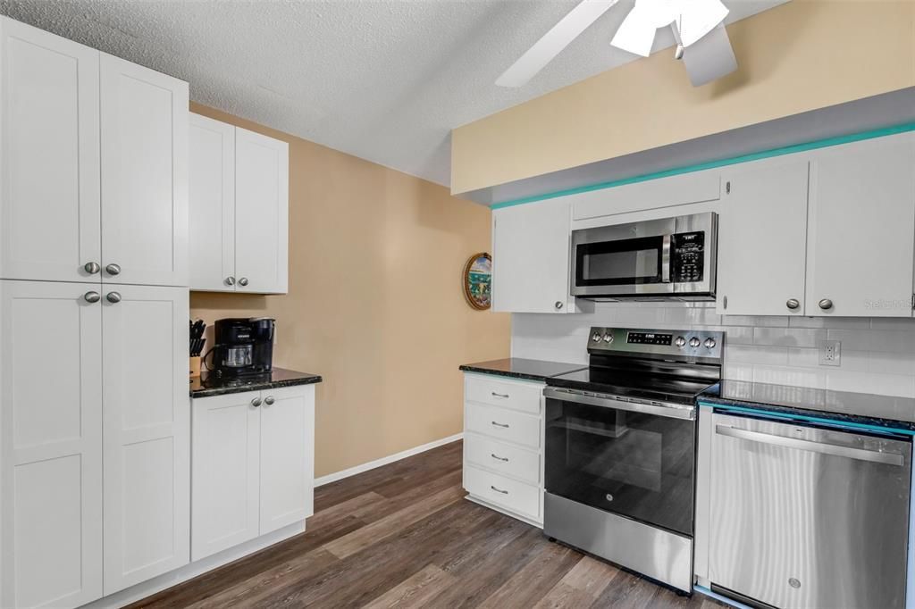 На продажу: $189,900 (2 спален, 2 ванн, 1400 Квадратных фут)