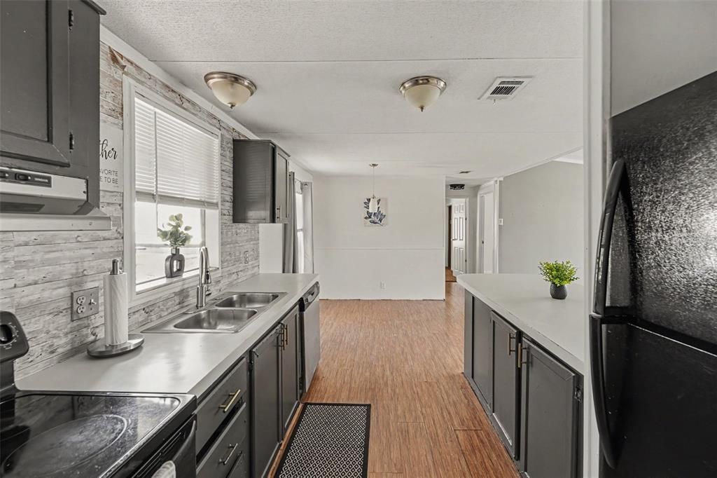 For Sale: $125,000 (3 beds, 2 baths, 1104 Square Feet)