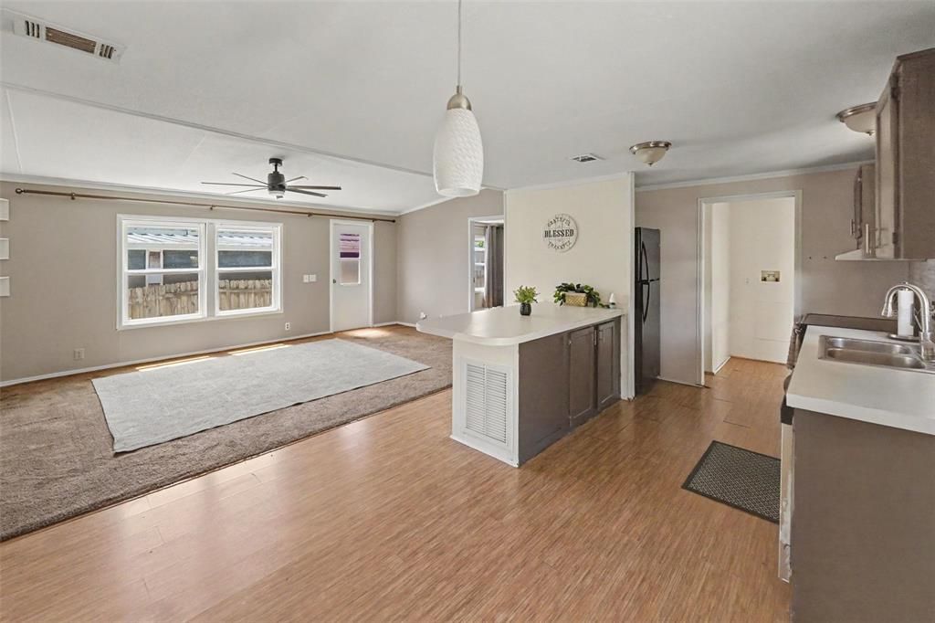 For Sale: $125,000 (3 beds, 2 baths, 1104 Square Feet)