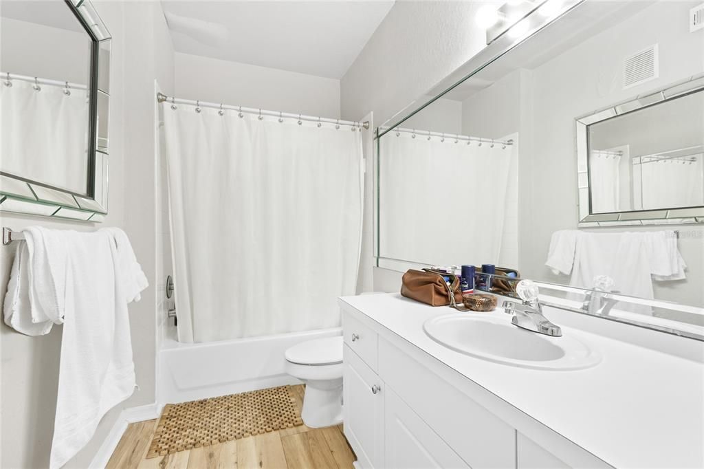 For Sale: $175,000 (1 beds, 1 baths, 844 Square Feet)