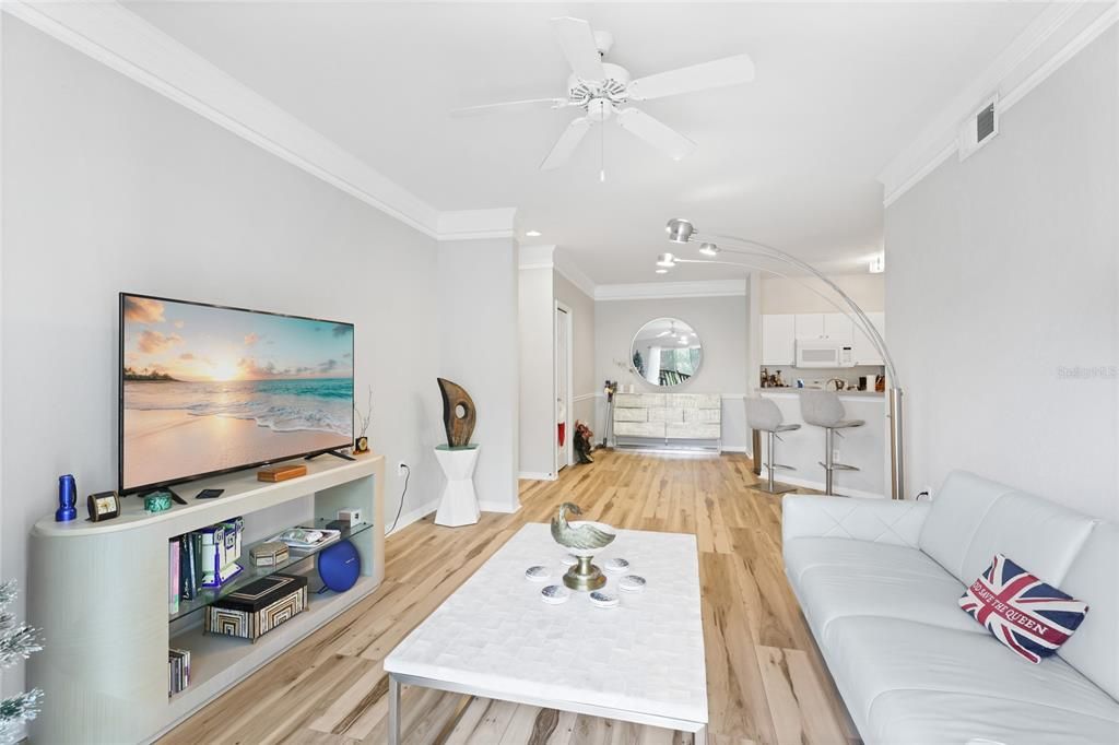 For Sale: $175,000 (1 beds, 1 baths, 844 Square Feet)